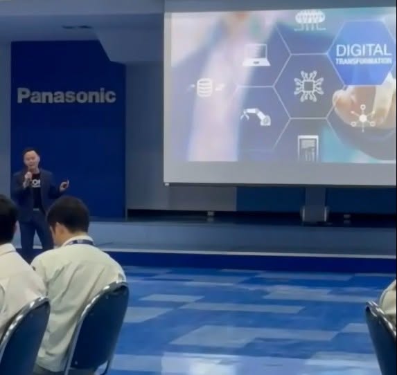 Speaker presenting at Panasonic digital session